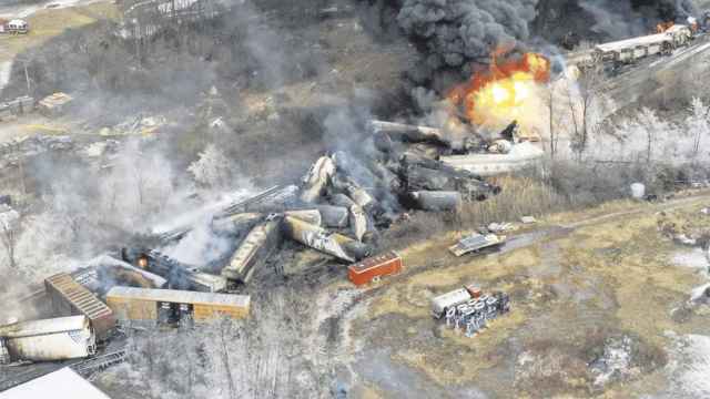 El tren con sustancias químicas que descarriló en Ohio el pasado 3 de febrero.