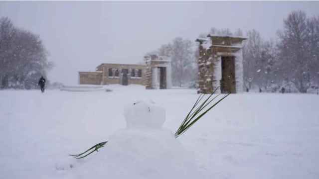 El Templo de Debod de Madrid cubierto de nieve como resultado de la borrasca Filomena.