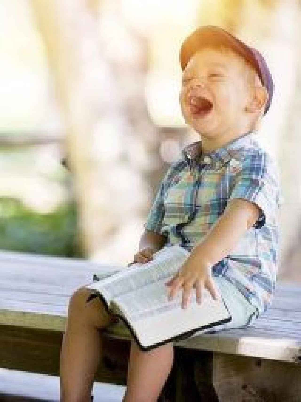 Un niño con un cuento en una imagen de archivo.