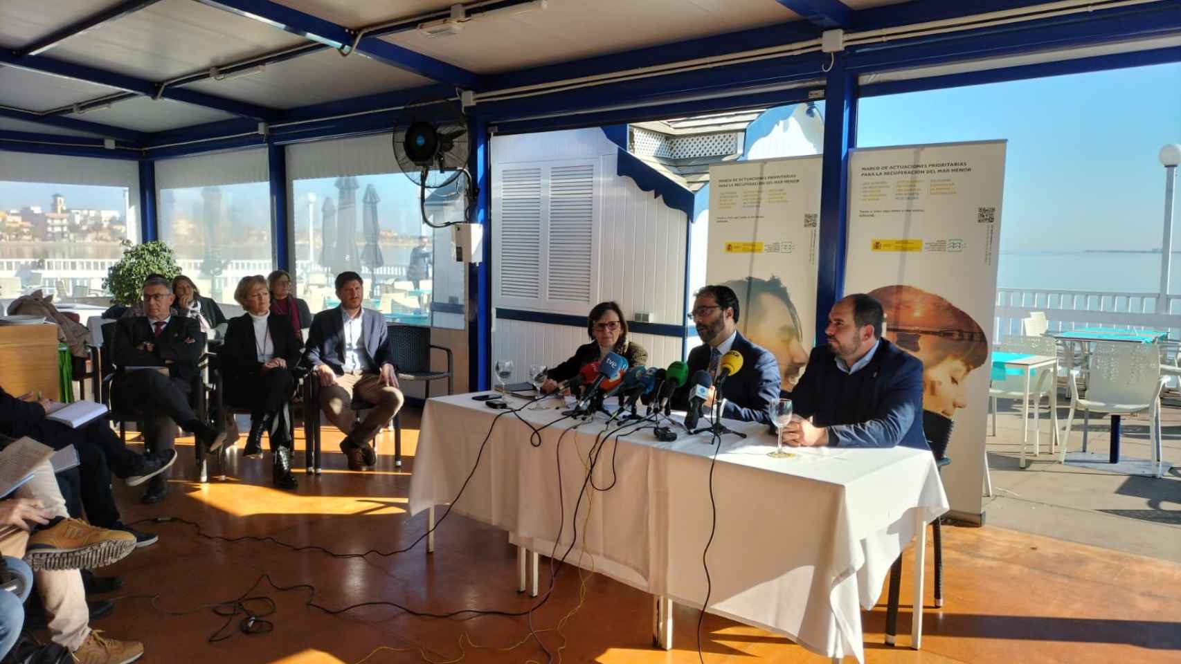 La rueda de prensa celebrada, este miércoles, en el balneario de Los Alcázares, para presentar la campaña del Miteco sobre el Mar Menor.