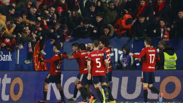 Los jugadores de Osasuna celebran el gol de la victoria ante el Athletic.