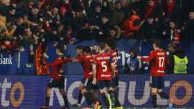 Los jugadores de Osasuna celebran el gol de la victoria ante el Athletic.