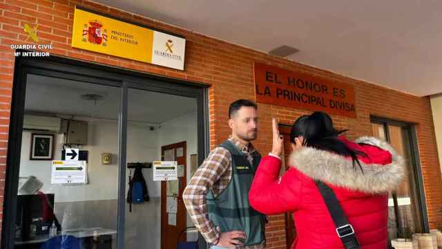 Una mujer, víctima de 'la estafa del amor' ante un cuartel de la Guardia Civil de la Comunidad Valenciana.