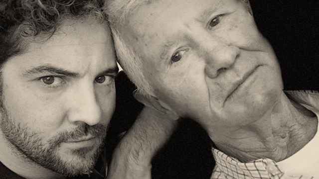 El cantante almeriense David Bisbal junto a su padre, José Bisbal, en una imagen en blanco y negro, perteneciente a sus redes sociales.