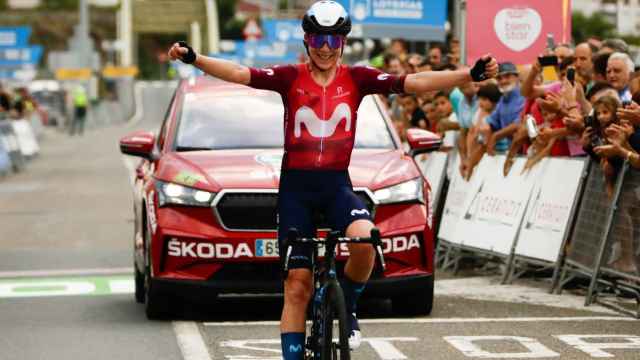 Annemiek van Vleuten entrando en solitario en la meta en una etapa de La Vuelta femenina