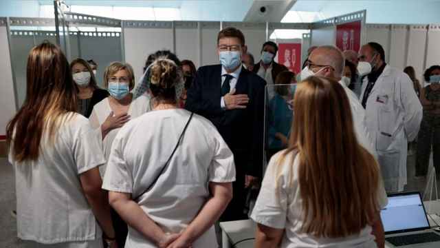 Ximo Puig, durante su visita a un 'vacunódromo' durante la pandemia.