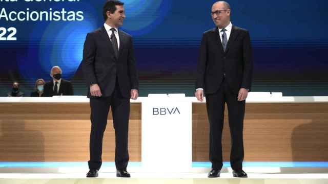 Carlos Torres y Onur Genç, presidente y consejero delegado de BBVA, en la Junta de Accionistas de 2022.