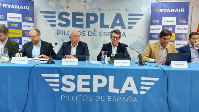 Firma del convenio de pilotos entre representantes de Ryanair y Sepla.