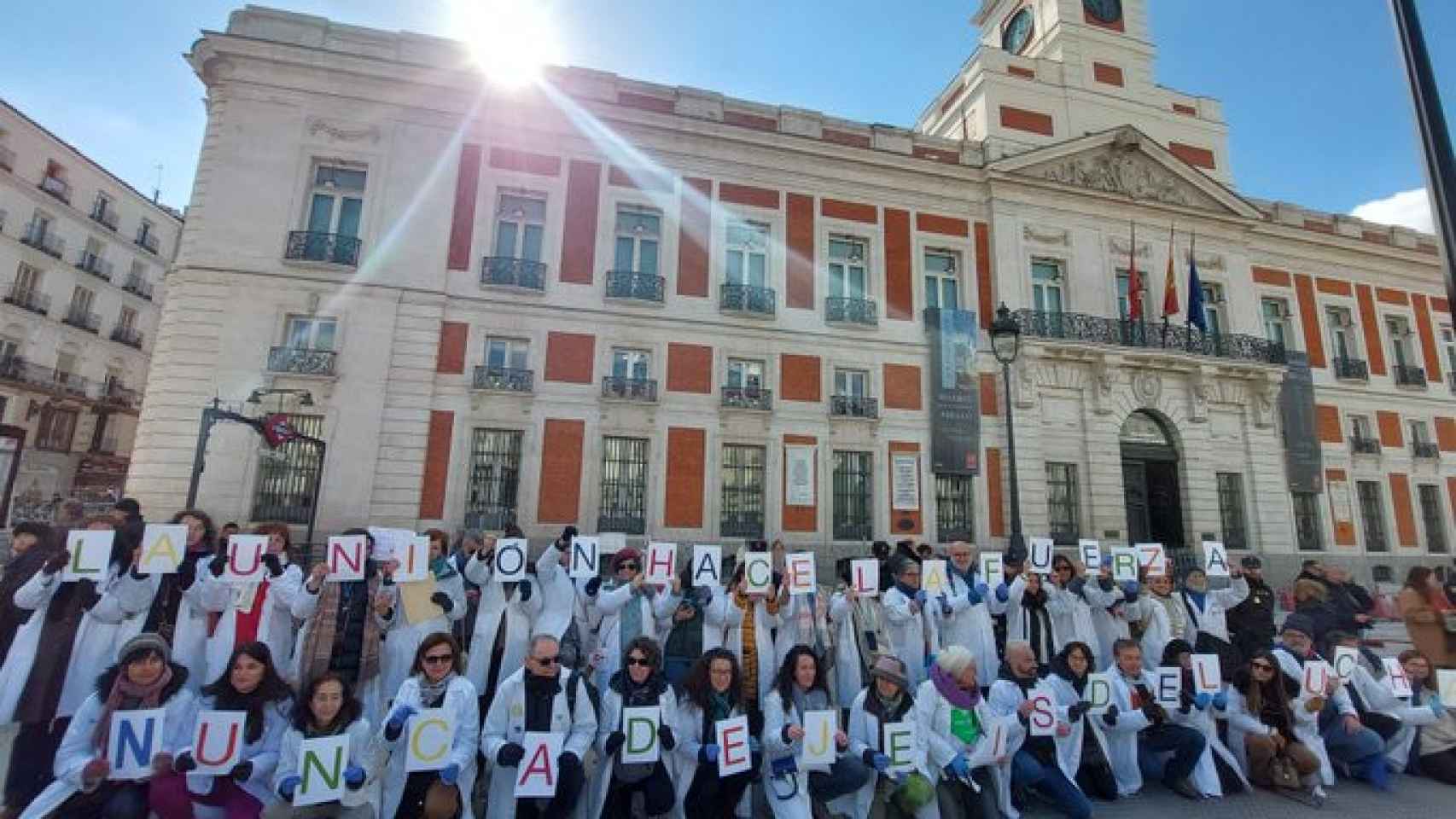 Imagen de los médicos frente a la sede del Gobierno de Isabel Díaz Ayuso en la puerta del Sol.