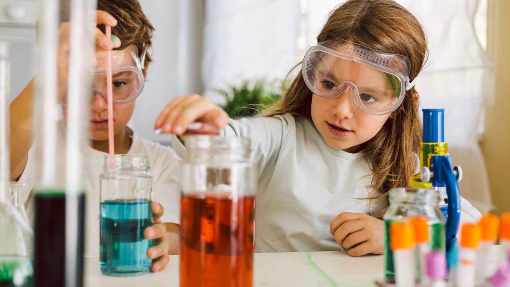 Niños en un taller científico.