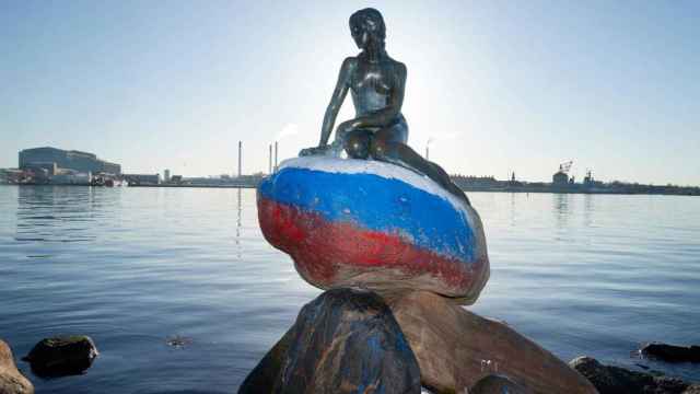 Sirena de Copenhague con la bandera rusa pintada.