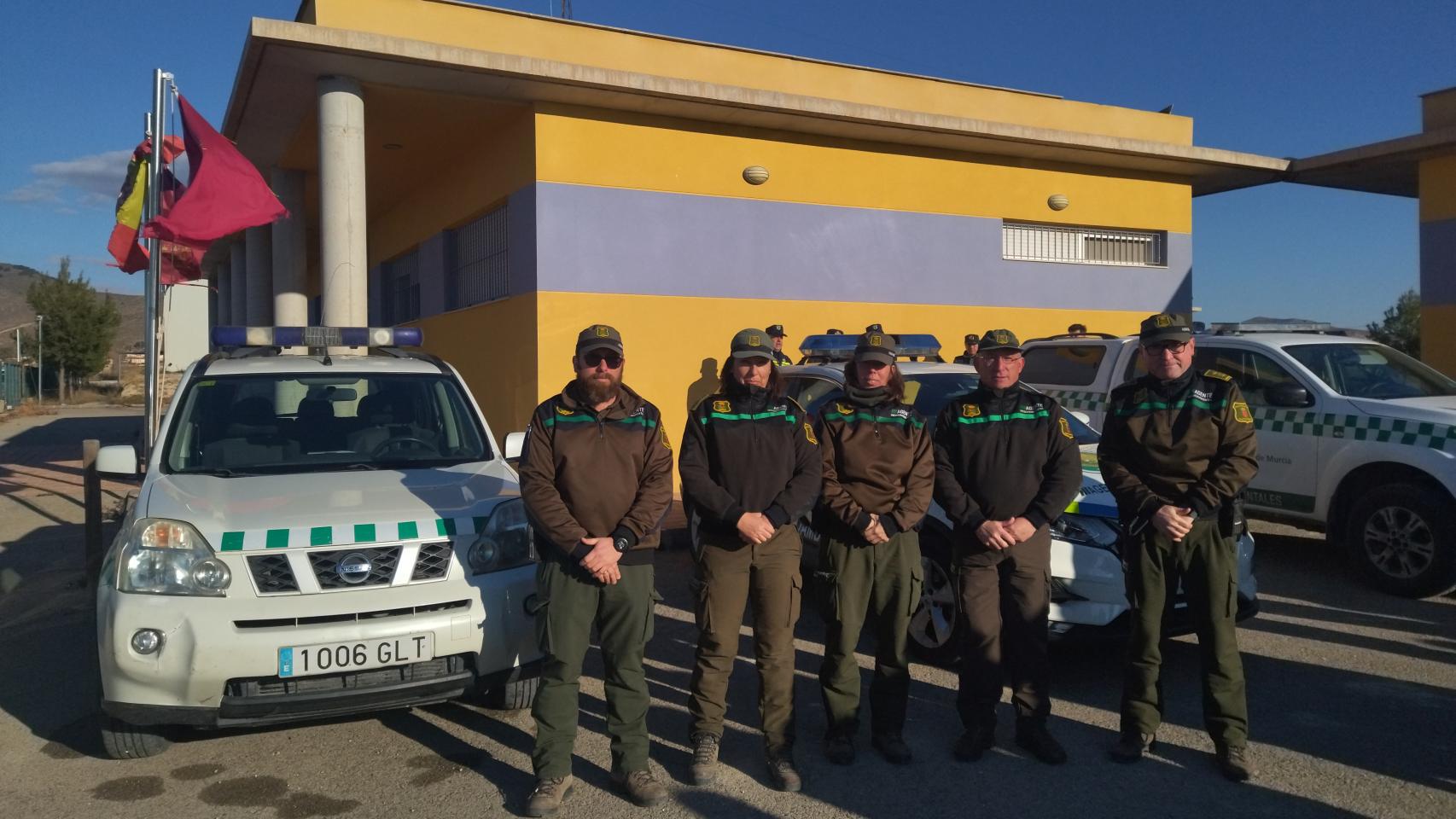 Los agentes de medio ambiente en el Centro de Emergencias Lorca-Norte, situado en la pedanía de Zarcilla de Ramos, antes de subirse a los todoterreno para llevar a la expedición a los recintos de suelta blanda de lince ibérico.