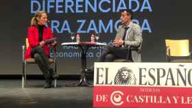 La periodista Laura de Miguel y el experto económico del Colegio de Economistas de Valladolid, Palencia y Zamora Raúl Zurrón.