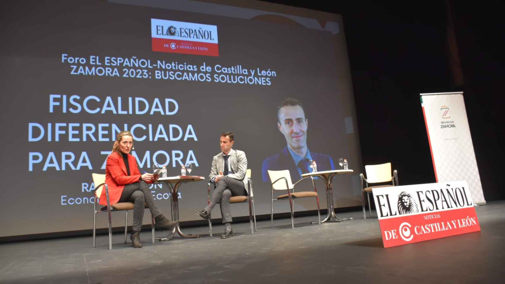 La periodista Laura de Miguel y el economista del Colegio de Economistas de Valladolid, Palencia y Zamora Raúl Zurrón