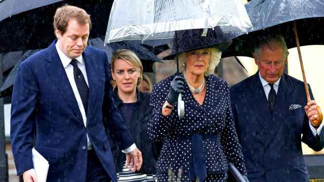 Laura y Tom Parker Bowles junto a su madre, Camilla, y el marido de ésta, el rey Carlos III.