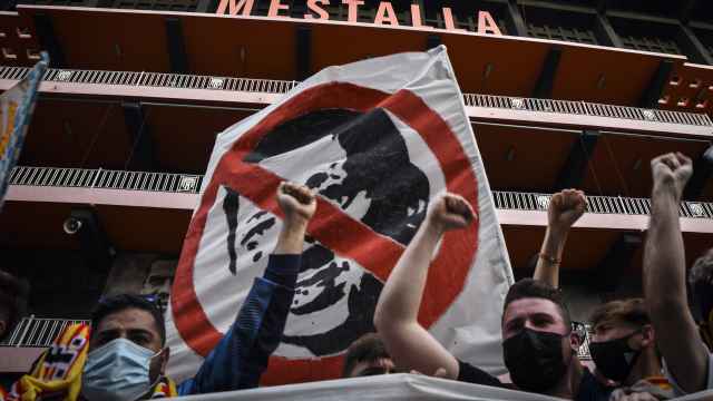 Aficionados del Valencia protestan contra la figura de Peter Lim