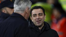 Xavi Hernández dialoga con Carlo Ancelotti.