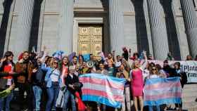 Irene Montero junto a activistas por la Ley Trans junto a la bandera.
