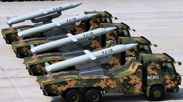 Misiles YJ-18 durante un desfile militar en Pekín
