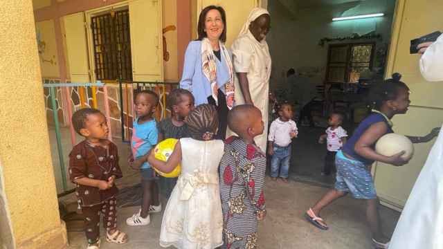 Margarita Robles durante su visita al orfanato “Association pour le Soutien des Handicapés et Enfants Démunis”, en Mali.