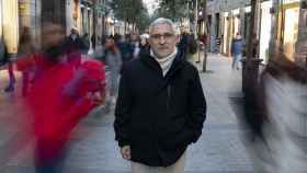 Gaspar Llamazares pasea por las calles de Madrid, este jueves por la tarde.