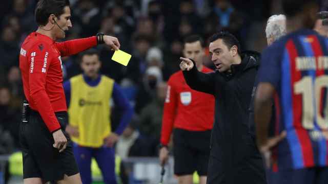 Munuera Montero le muestra una tarjeta amarilla a Xavi Hernández en El Clásico de la Copa del Rey
