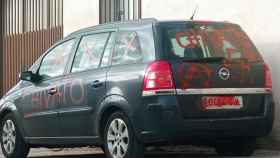 Pintadas de chivato y esvásticas: así se ha encontrado su coche un alcalde de Toledo