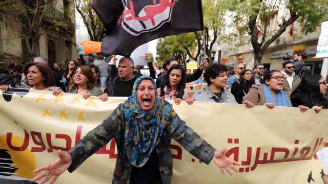 Varias personas gritan consignas durante una protesta contra el presidente tunecino Kais Saied tras sus declaraciones contra los migrantes africanos.