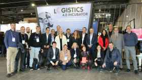 Startups que componen la primera edición de Logistics 4.0 Incubator junto a representantes de la entidad y cargos públicos.