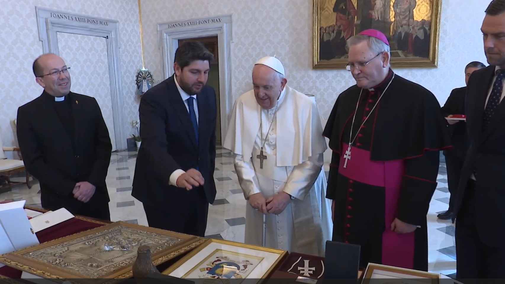 López Miras, este sábado, mostrándole al Papa los regalos que le han llevado desde la Región de Murcia.