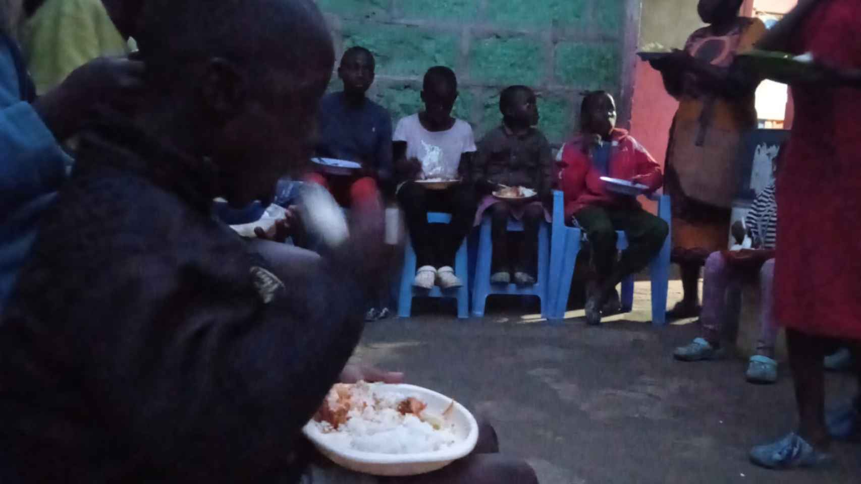 Niños comiendo en el centro.