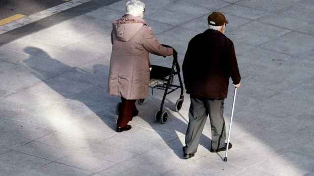 Una pareja de ancianos caminando, en imagen de archivo.