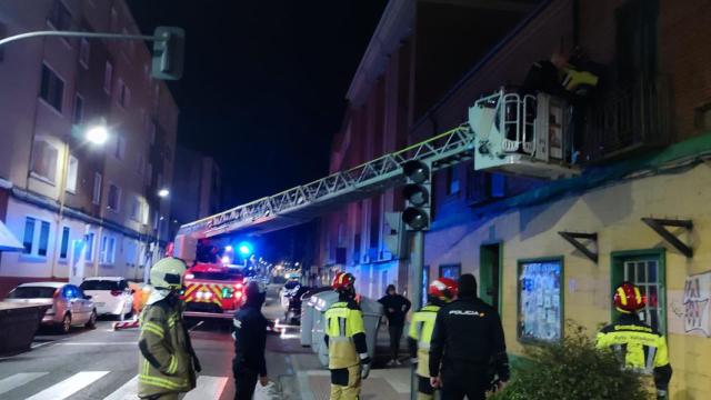 Bomberos de Valladolid actuando en el lugar