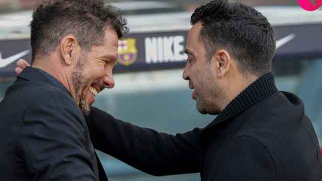 Simeone y Xavi se saludan antes de un partido.