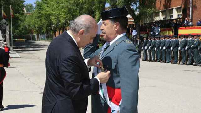Jorge Fernández Dïaz, exministro del Interior, premiando al teniente general Pedro Vázquez Jarava en 2014.
