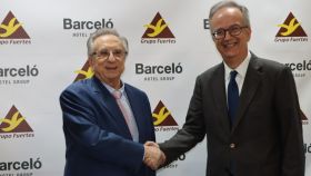 Tomás Fuertes, presidente de Grupo Fuertes, y Simón Pedro Barceló, copresidente del Grupo Barceló, dándose un apretón de manos tras cerrar el acuerdo hotelero.