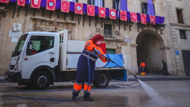 Un trabajador de la adjudicataria de la limpieza de Alicante, en imagen de archivo.