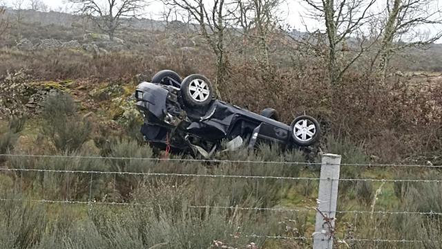 Imagen del coche volcado en la provincia de Salamanca