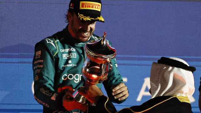 Fernando Alonso, recibiendo el trofeo por su tercer puesto en el GP de Bahrein 2023