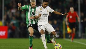 Rodrygo y Aitor Ruibal, luchando por la posesión en el Betis - Real Madrid de La Liga 2022/2023