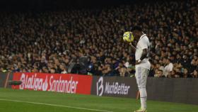 Vinicius Júnior, con el balón en el Betis - Real Madrid de La Liga 2022/2023