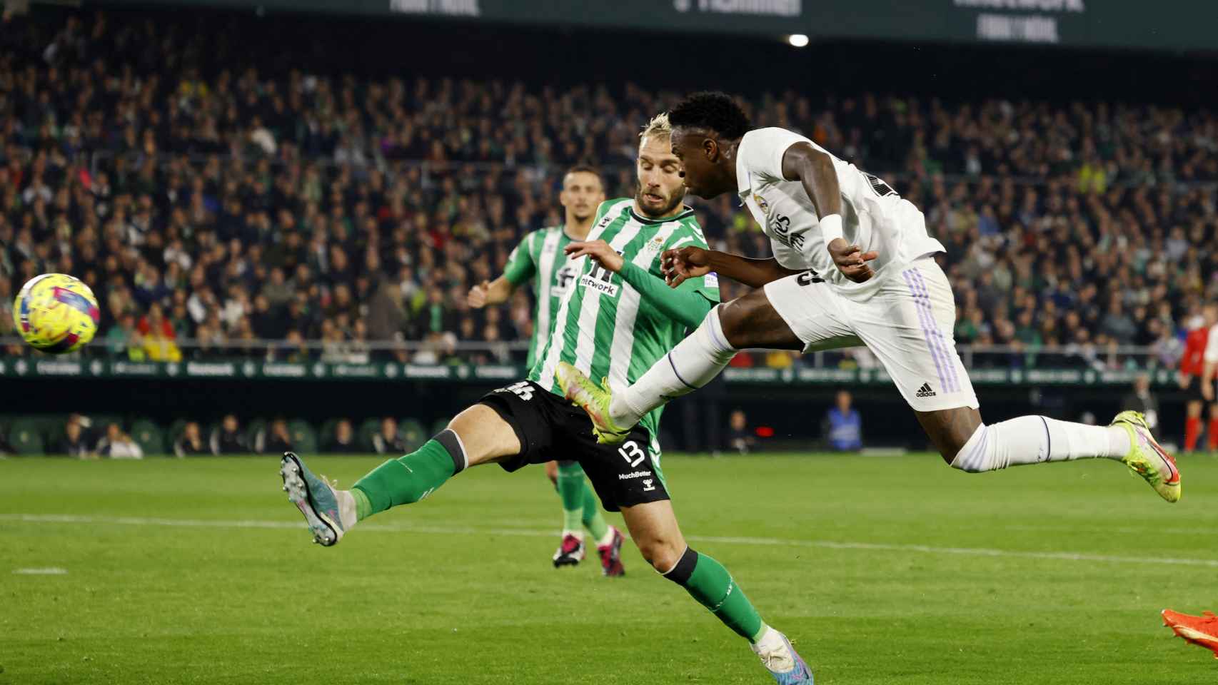 Disparo a portería de Vinicius Júnior, en el Betis - Real Madrid de La Liga 2022/2023
