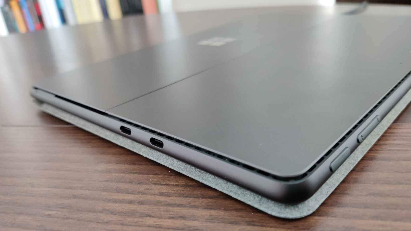 La Surface Pro 9 tiene un tamaño y peso que la hacen fácil de transportar