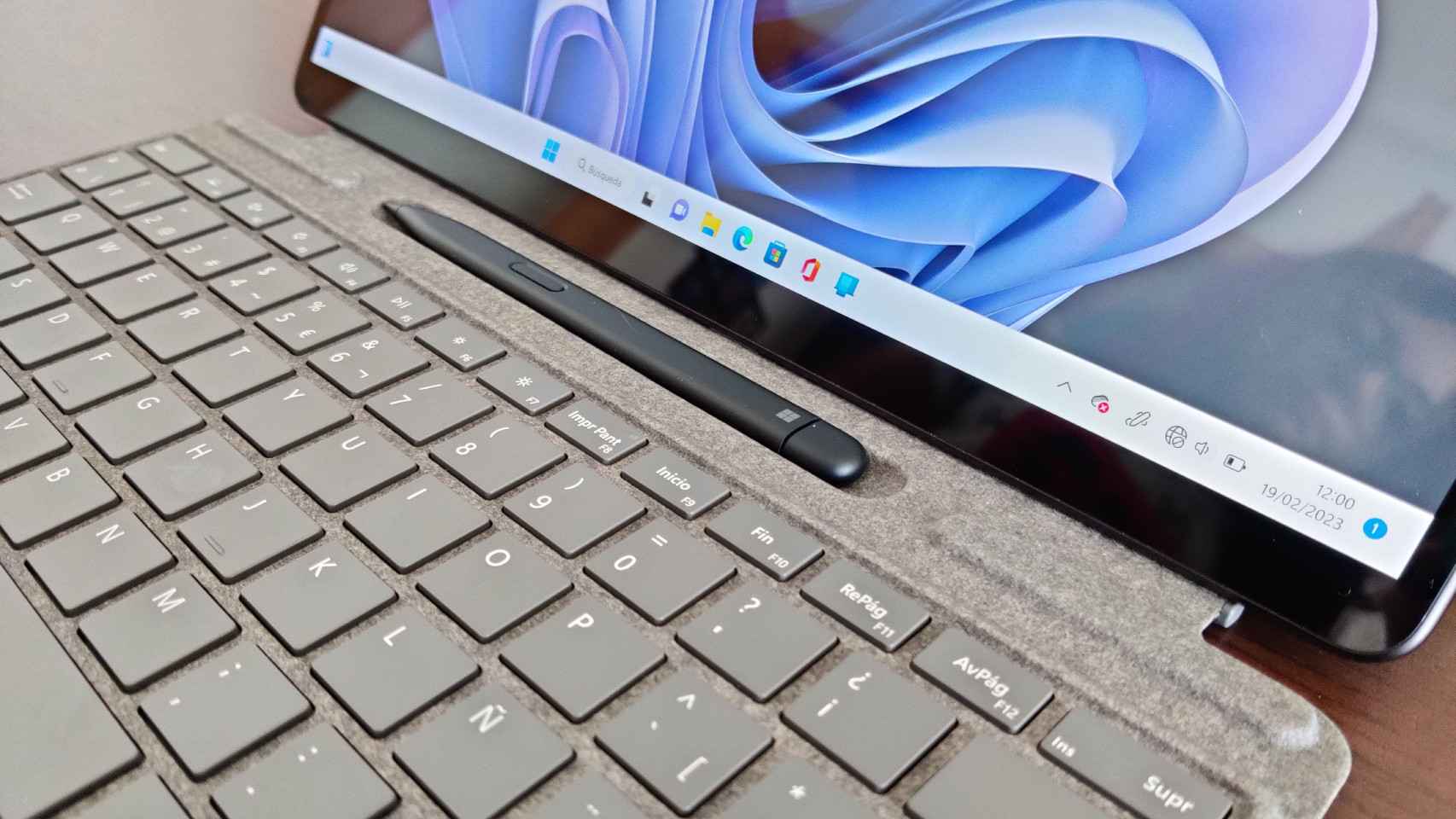 El teclado de la Surface Pro 9 tiene soporte de carga para el lápiz óptico