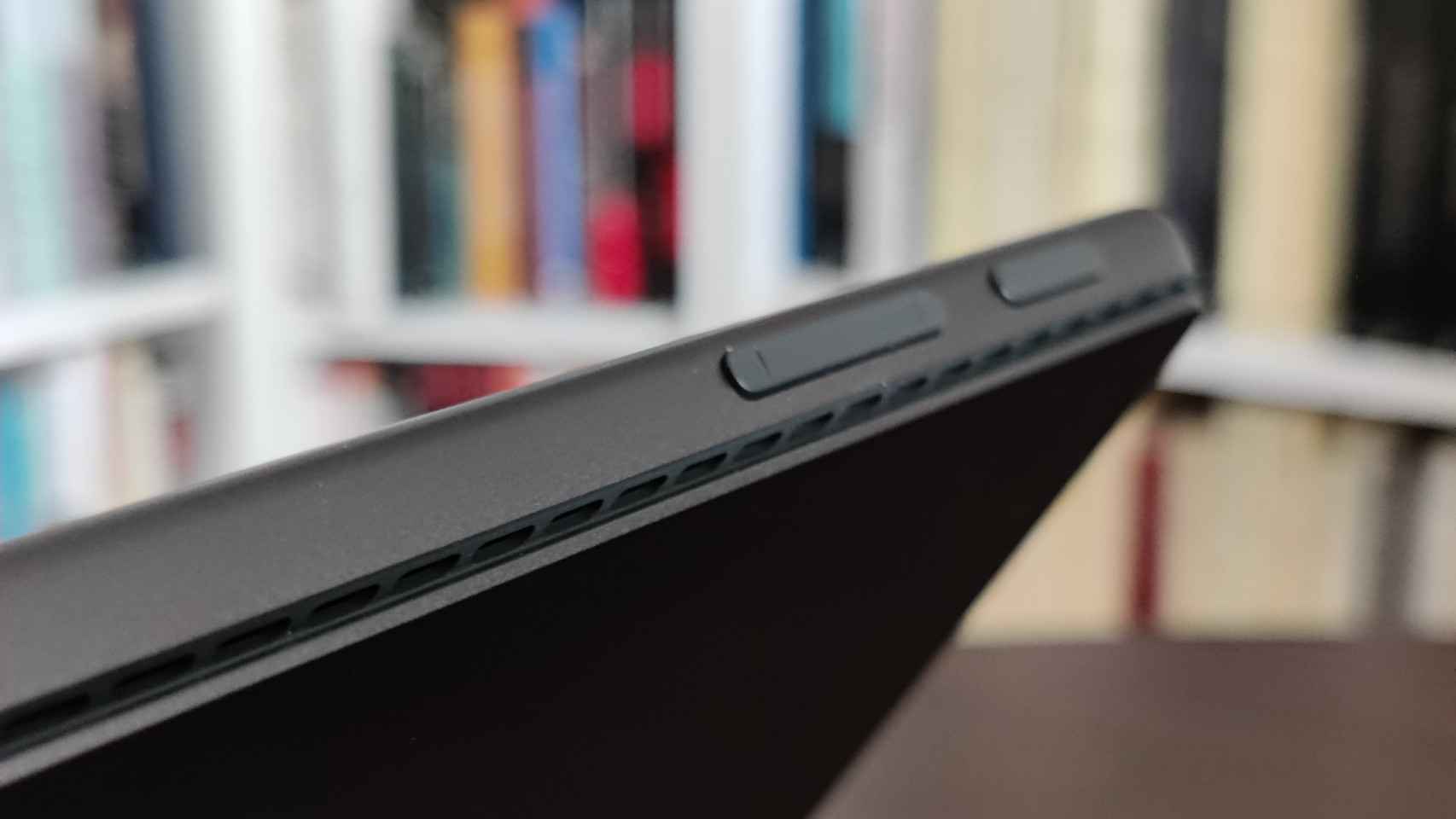 Los botones superiores de volúmen y encendido de la Surface Pro 9