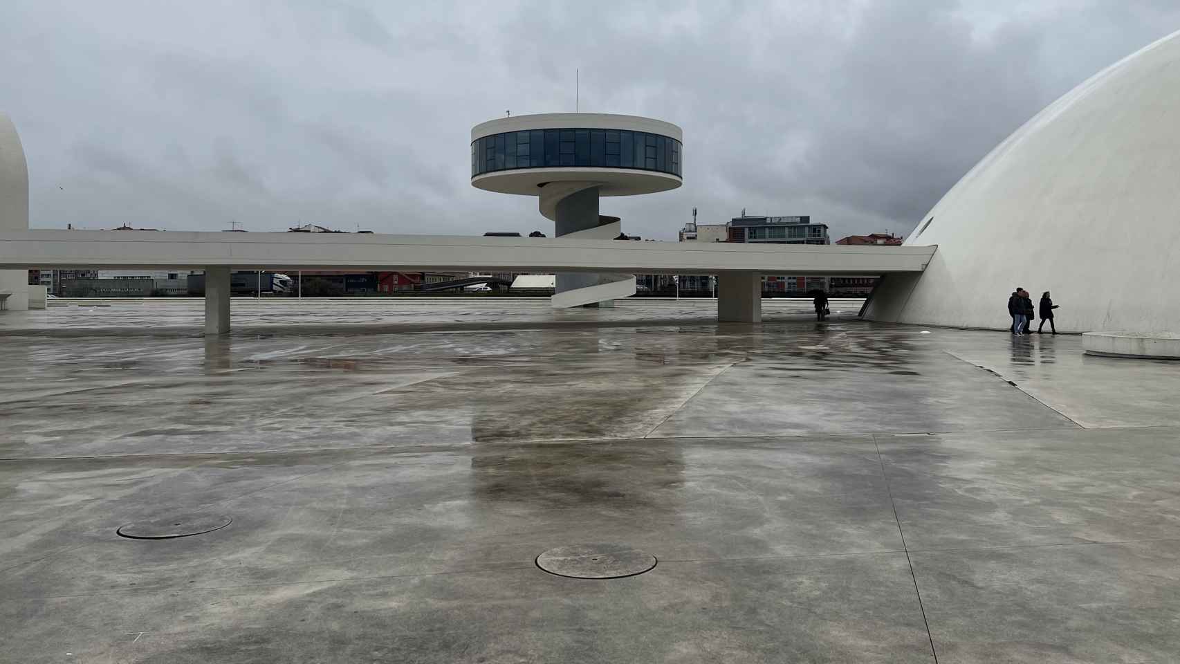 Yume se sitúa en lo alto de la torre del Centro Niemeyer en Avilés