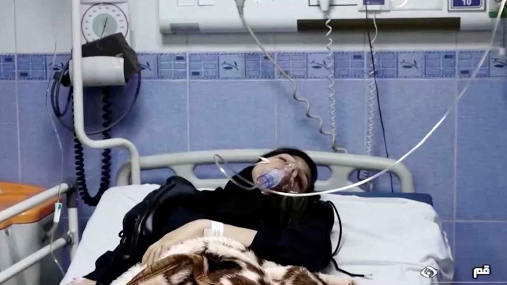 Una mujer joven yace en el hospital después de informes de envenenamiento en un lugar no especificado en Irán en esta imagen fija de un video del 2 de marzo de 2023.