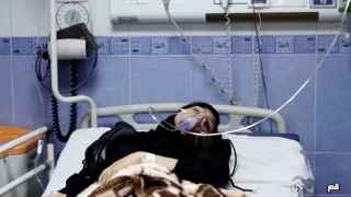 a mujer joven yace en el hospital después de informes de envenenamiento en un lugar no especificado en Irán en esta imagen fija de un video del 2 de marzo de 2023.