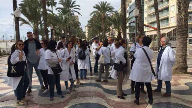 Varios médicos en huelga en la Explanada de España, este lunes.