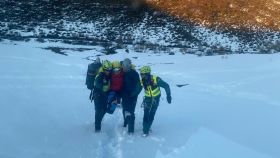 Imagen del rescate a una esquiadora de León